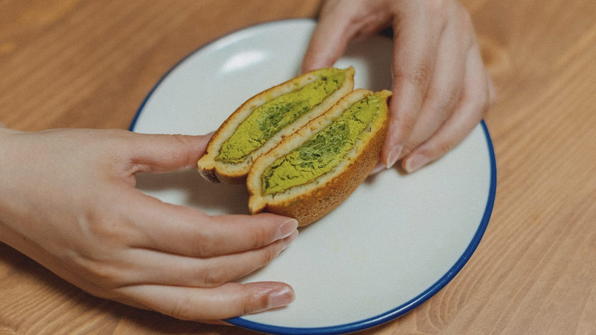 Dorayaki de matcha segurado sobre prato