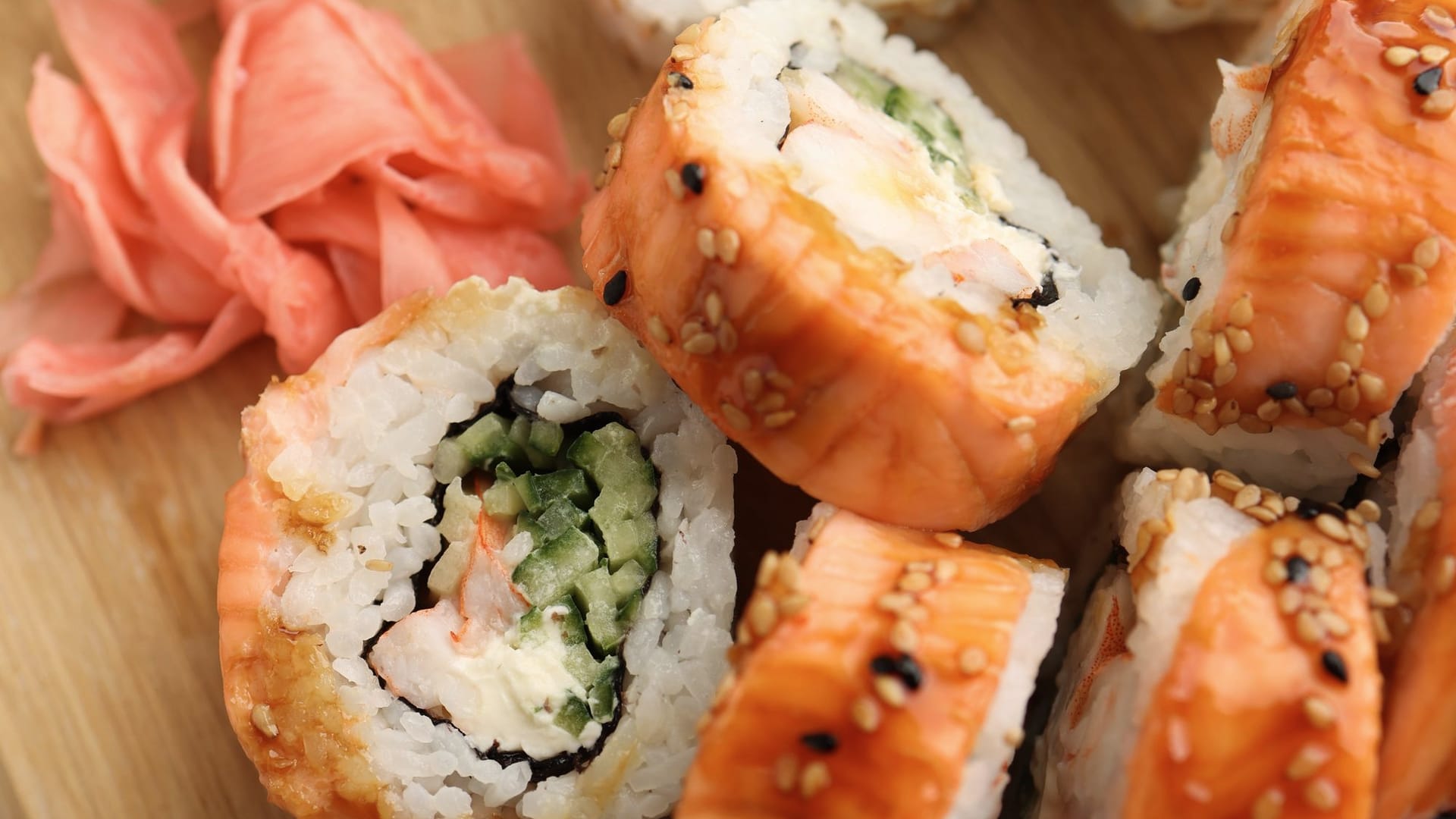 Seleção de sushi em tábua de madeira com gengibre